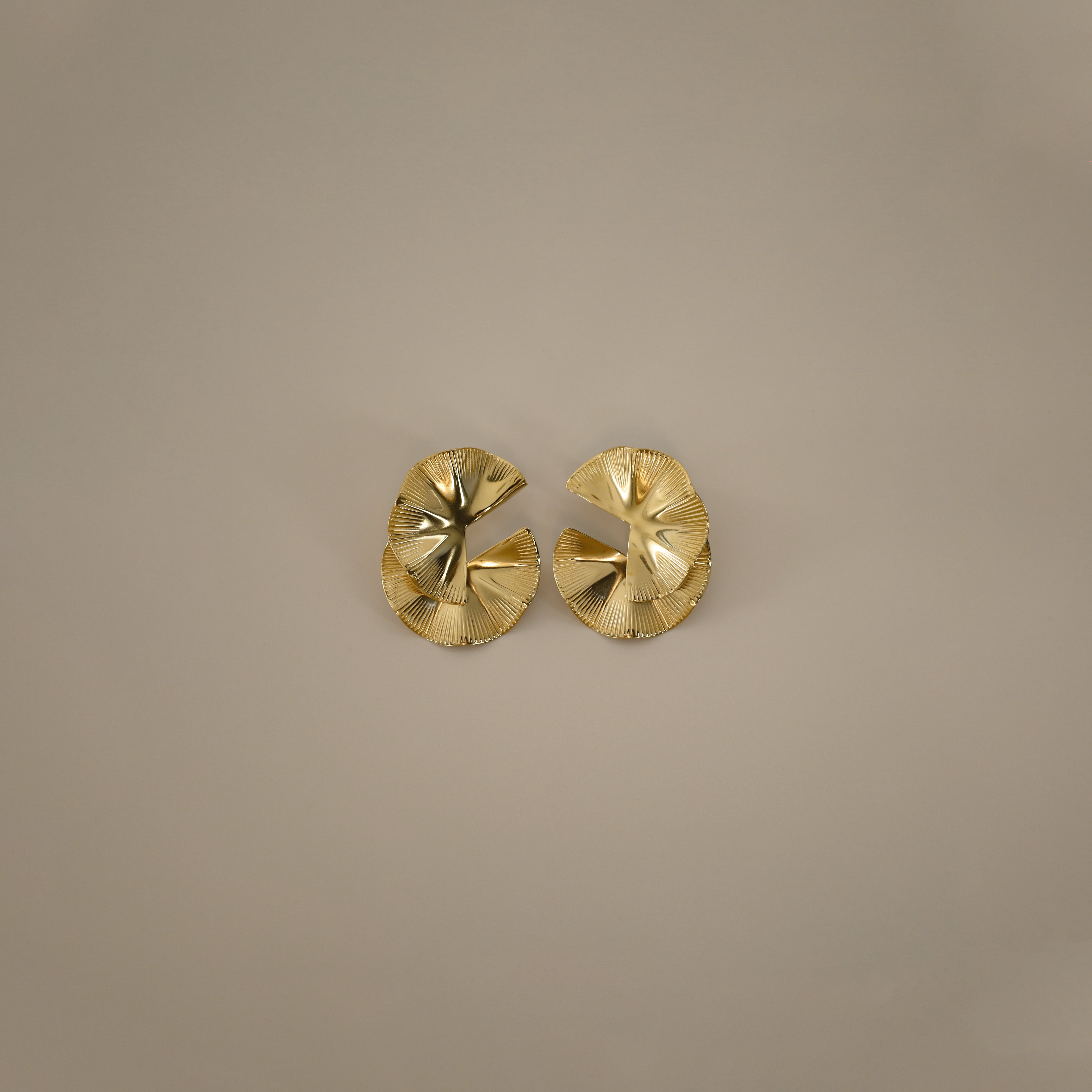 elili earrings, gold bold statement earrings with a wavy double fan-like shape and detailed with fine ribbed lines