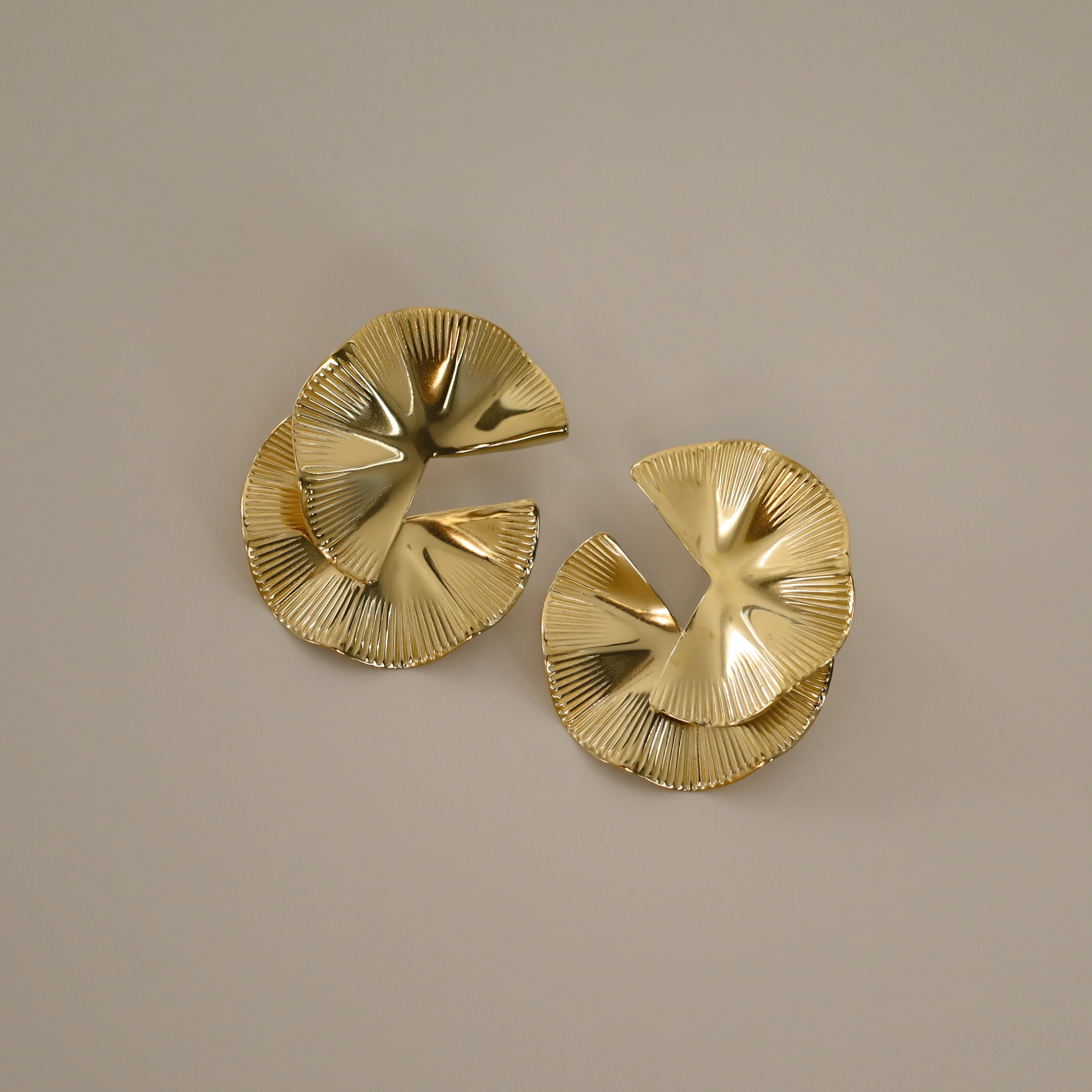 elili earrings, gold bold statement earrings with a wavy double fan-like shape and detailed with fine ribbed lines