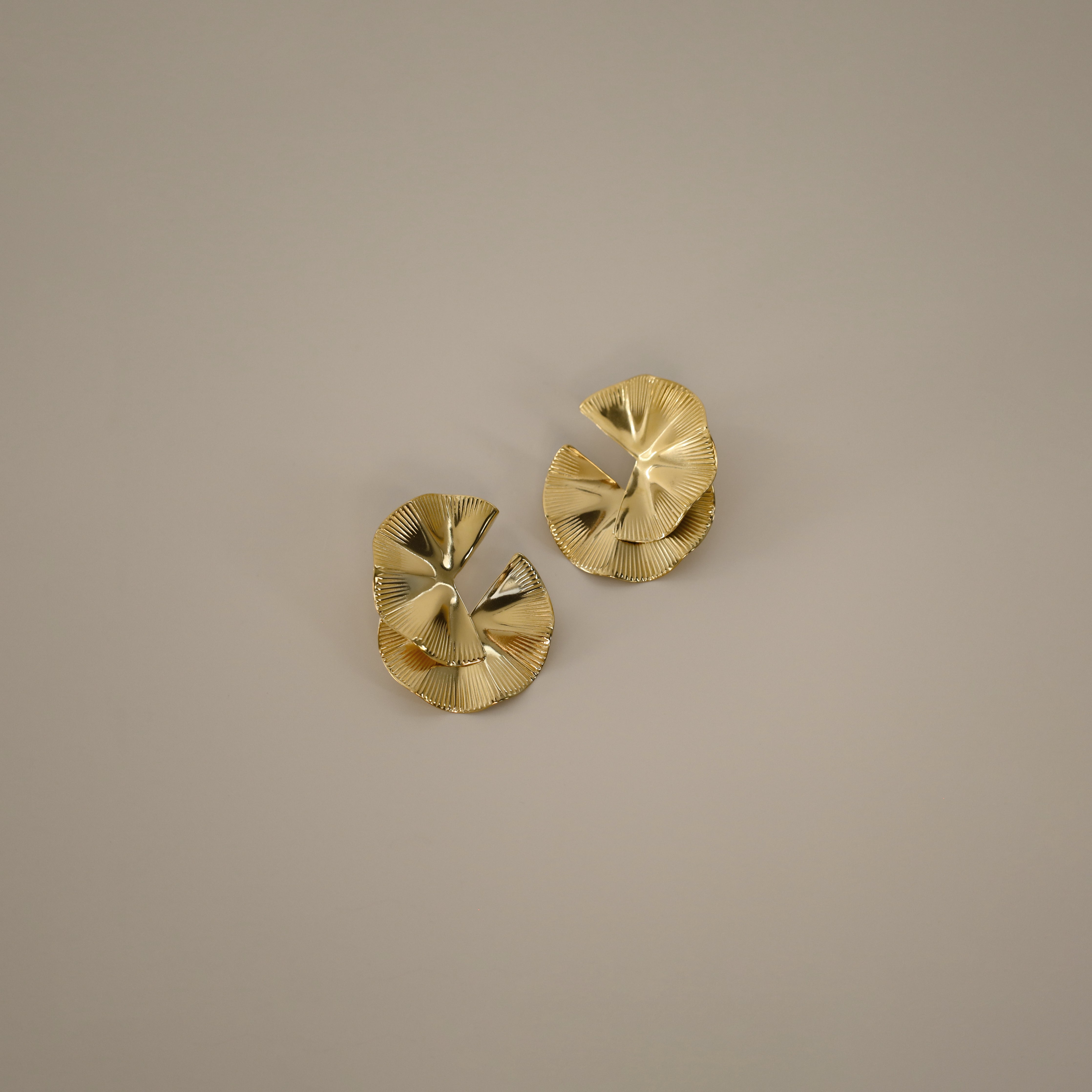 elili earrings, gold bold statement earrings with a wavy double fan-like shape and detailed with fine ribbed lines