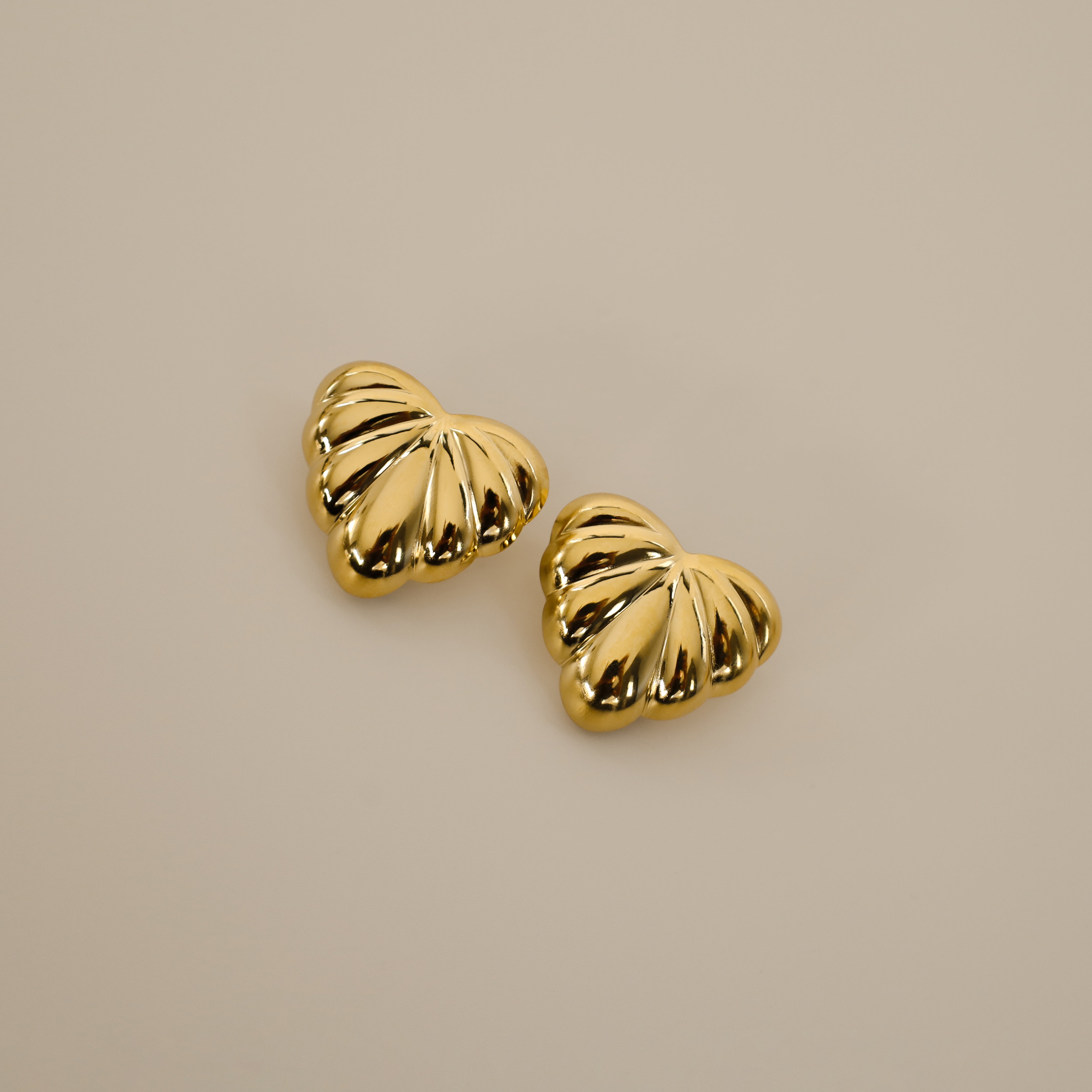 elisma earrings, gold heart-shaped design and thick ribbed detailing