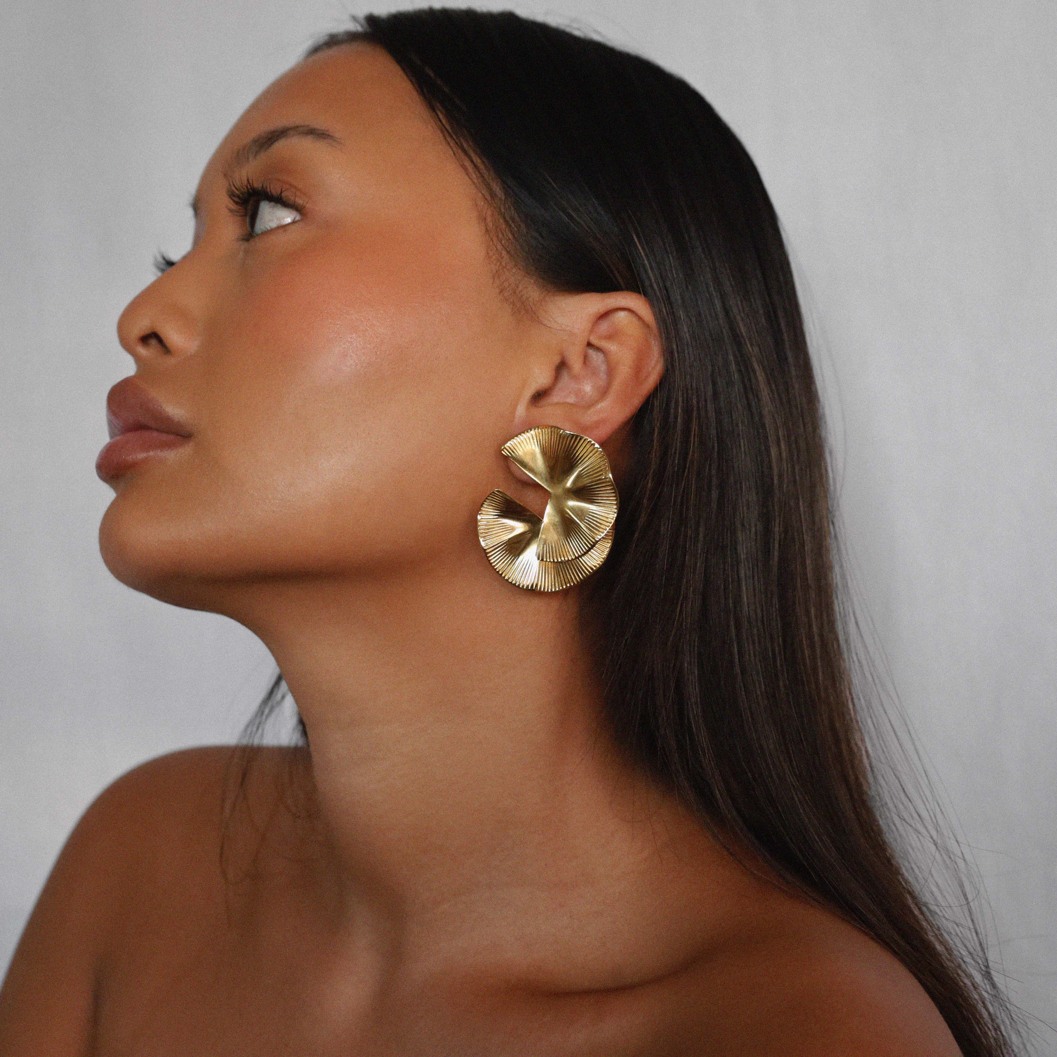 elili earrings, gold bold statement earrings with a wavy double fan-like shape and detailed with fine ribbed lines