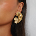 elili earrings, gold bold statement earrings with a wavy double fan-like shape and detailed with fine ribbed lines