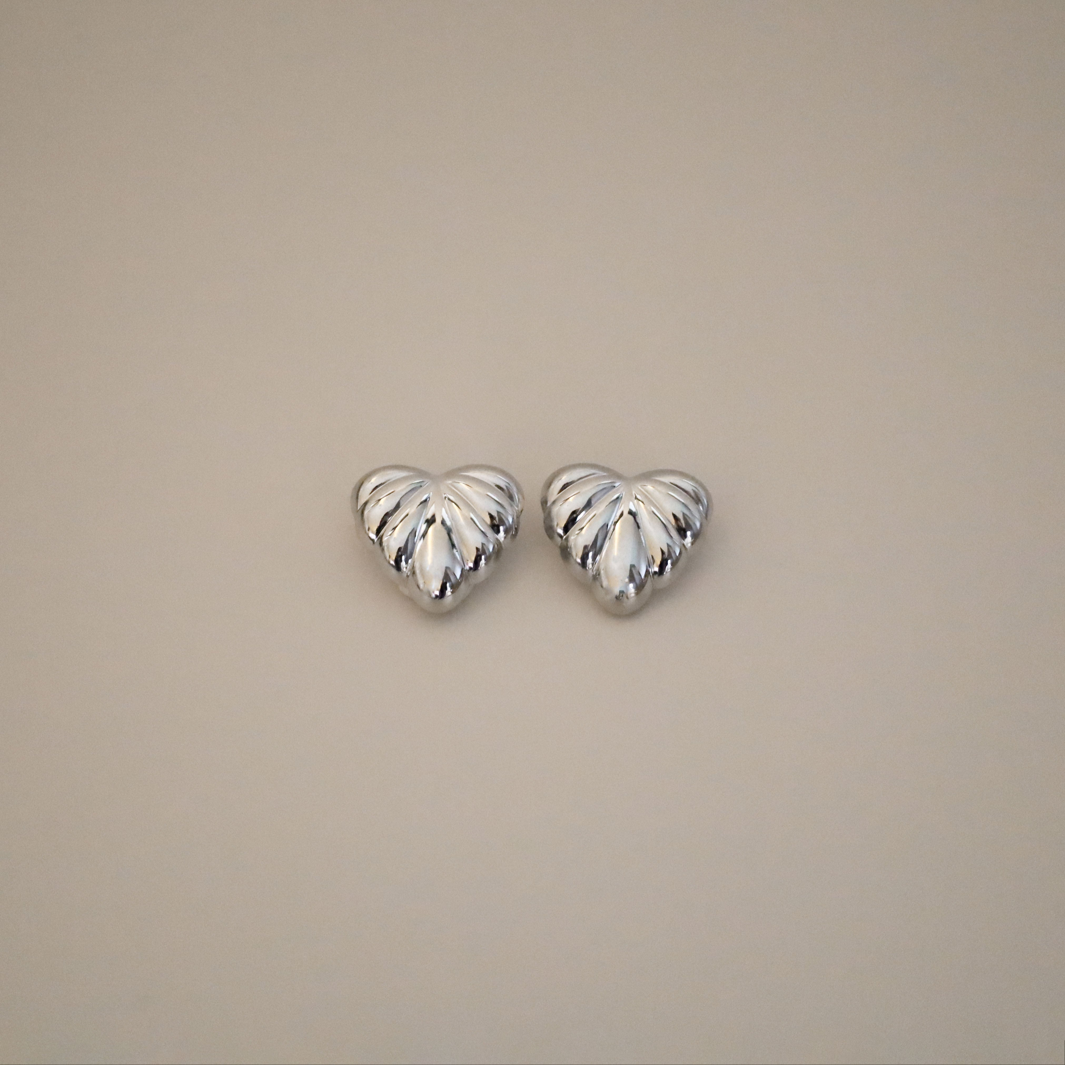 elisma earrings, silver heart-shaped design and thick ribbed detailing