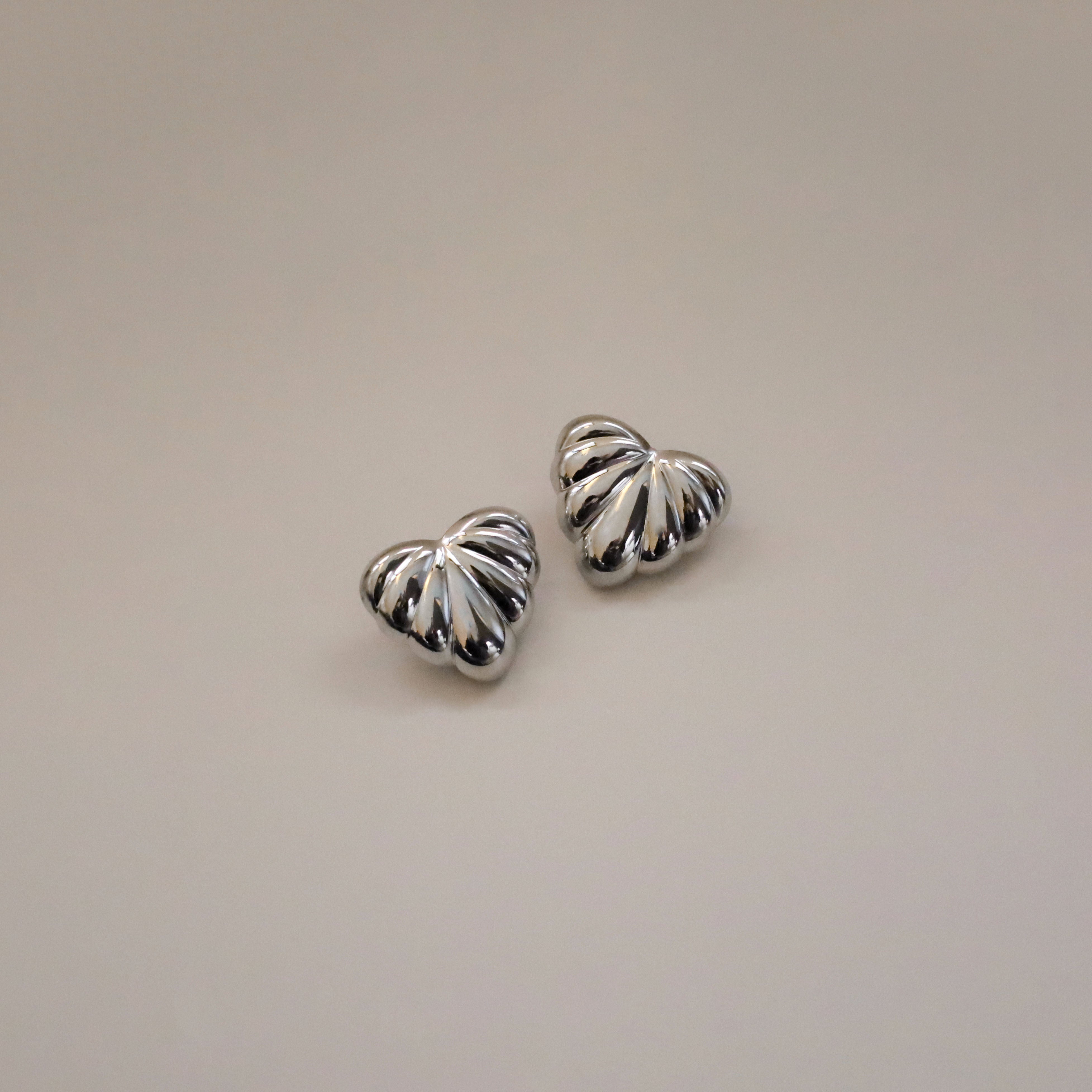 elisma earrings, silver heart-shaped design and thick ribbed detailing