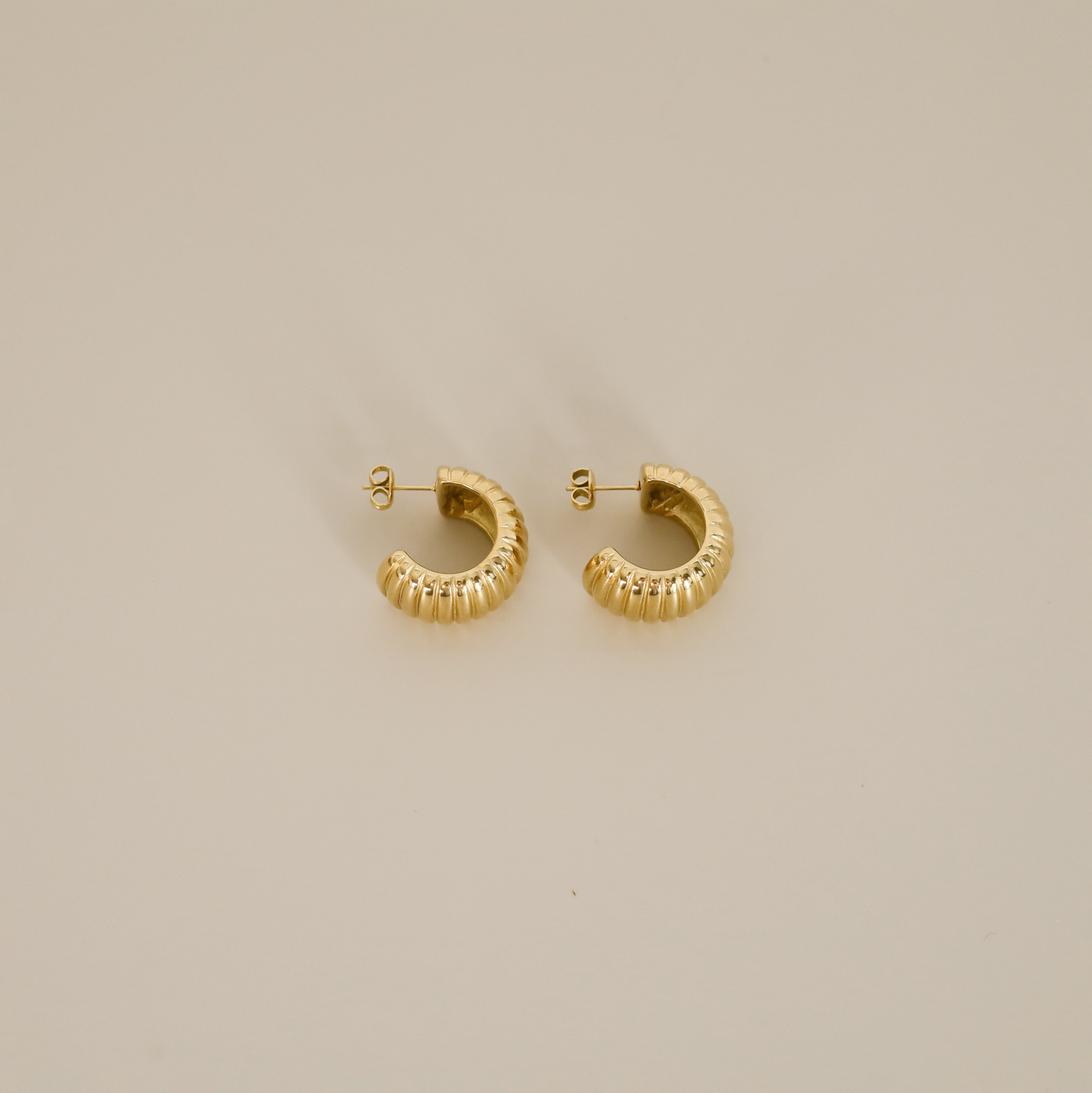 elluana hoops, thick gold hoop with a ribbed texture